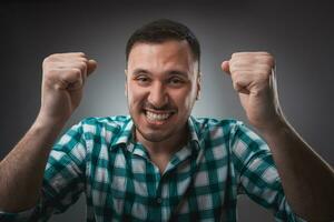 retrato do homem isolado em cinzento fundo. homem mostrando diferente emoções. foto