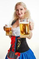 lindo jovem loiro menina do oktoberfest Cerveja stein foto