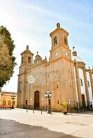 uma Igreja dentro a Centro do uma Cidade foto