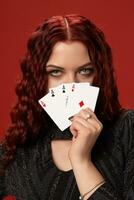 lindo ruiva mulher é segurando alguns jogando cartões. cassino foto