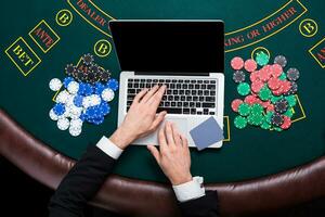 cassino, conectados jogatina, tecnologia e pessoas conceito - fechar acima do pôquer jogador com jogando cartões foto