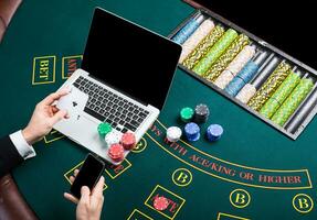 cassino, conectados jogatina, tecnologia e pessoas conceito - fechar acima do pôquer jogador com jogando cartões foto