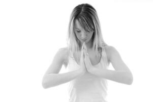 uma mulher é fazendo ioga dentro uma branco quarto foto