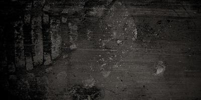 rachaduras escuras e vincos enrugados em papel velho granulado em fundo aquarela preto com resumo em mármore foto