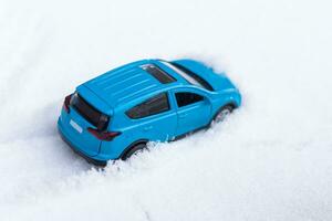 brinquedo carro dentro a neve. foto
