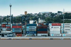 Visão do uma carga containers às a Porto Maritimo dentro salvador, Brasil foto