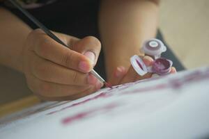 mulheres mão segurando escova com pintura foto