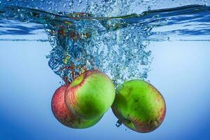 maçã fruta queda para dentro a água foto