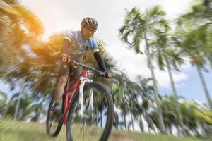 desportista pedalando a bicicleta do altiplano, foco seletivo, desfoque radial, conceito de esporte