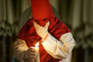 uma nazareno dentro penitência durante semana santa foto