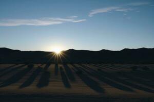 ai gerado deserto viagem beleza pôr do sol fundo brilhante ao ar livre panorama céu areia azul nascer do sol foto