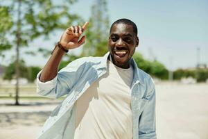 homem jovem adulto feliz Preto masculino sorrir fundo cara gesto bonito africano isolado confiante foto