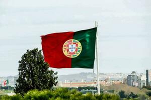 Portugal bandeira em a mastro de bandeira foto