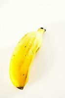 uma banana em uma branco fundo foto