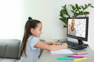 pequeno menina usando computador conceito, distância conectados Aprendendo foto