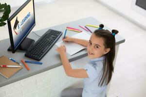 pequeno menina usando computador conceito, distância conectados Aprendendo foto