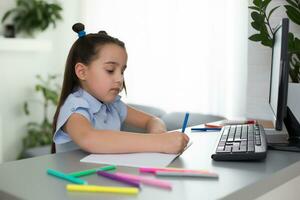 pequeno menina usando computador conceito, distância conectados Aprendendo foto