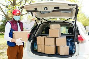 mercearia Entrega homem vestindo médico luvas e face mascarar. conectados compras e Entrega para mercearias, vinho e Comida. auto quarentena durante coronavírus pandemia. Comida Entrega serviço correio foto