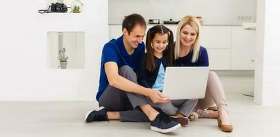 mãe, pai e filha estudando em computador portátil. social distanciar e auto isolamento dentro quarentena bloqueio foto