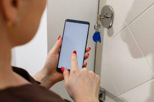 inteligente casa, casa automação, dispositivo com aplicativo ícones. mulher usa Smartphone com lar inteligente segurança aplicativo para destravar a porta do casa. foto