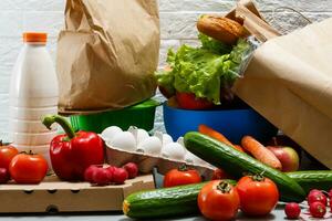 saudável Comida fundo, vegetais, frutas, ovos e laticínios produtos em branco mesa, topo Visão foto