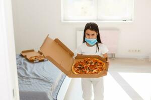 pequeno menina com pizza às hospital foto