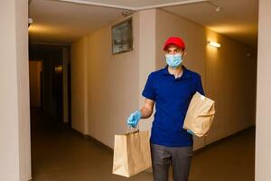 Comida Entrega homem dentro protetora mascarar foto