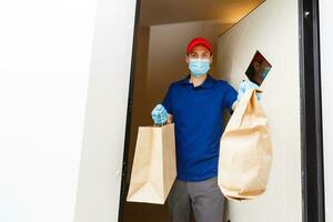 Comida Entrega homem dentro protetora mascarar foto