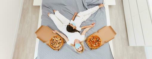 jovem família às lar, mãe e filha Comprar alimentos pizza conectados durante quarentena, conceito Entrega foto