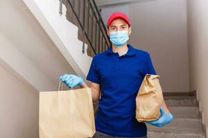 Comida Entrega homem dentro protetora mascarar foto