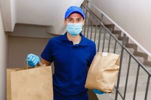 correio dentro protetora mascarar e médico luvas entrega Leve embora Comida. Entrega serviço debaixo quarentena, doença surto, coronavírus covid-19 pandemia condições. foto