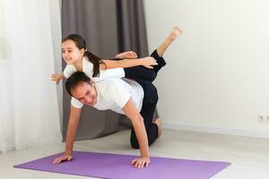 pai e filha Faz ginástica às lar, Esportes Treinamento foto