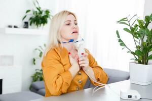 retrato do adulto mulher usando vapor vapor inalador nebulizador fazendo aerossol inalação remédio tratamento às casa ou hospital gripe e asma bronquite vírus cura foto