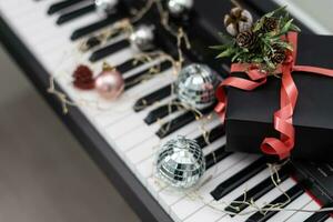 Natal bola em piano chaves. Carol música conceito foto