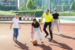 família jogando basquetebol em quadra foto