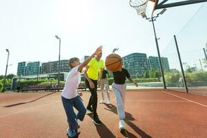 família jogando basquetebol em quadra foto