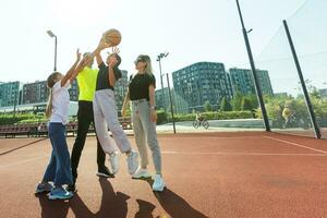 família jogando basquetebol em quadra foto