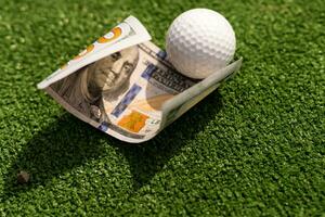 dinheiro, mini golfe bolas em grama. conceito do Esportes aposta foto
