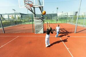 meninas jogando basquetebol em a basquetebol quadra foto