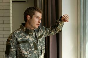 retrato do meio envelhecido triste, desesperado militares homem olhando pensativo às Câmera durante terapia sessão. Desativado soldado sofrimento a partir de depressão psicológico trauma. ptsd conceito. horizontal tiro foto