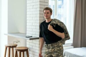 militares homem dentro Novo apartamentos foto