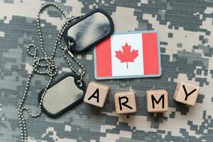 exército em branco, cachorro tag com bandeira do Canadá em a cáqui textura fundo. militares conceito foto