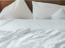 almofadas confortáveis brancas na cama foto