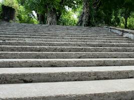 velho concreto escadas dentro uma cidade parque foto