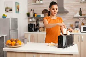 pão torradeira dentro cozinha com ninguém dentro isto. moderno cozinha café máquina. moderno acolhedor interior com tecnologia e mobília, decoração e arquitetura, confortável quarto foto