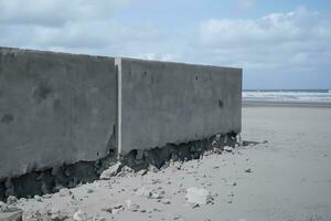 partes do concreto construção às a de praia do a mar ai generativo foto