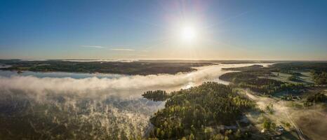 panorama do uma nascer do sol às uma lago com névoa foto