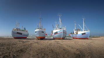 pescaria barcos em a de praia dentro Dinamarca thorup de praia foto