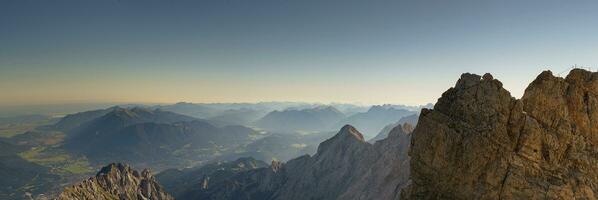 a zugspitze às pôr do sol foto