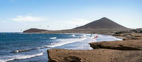 água Esportes de praia dentro tenerife com alguns kitesurfistas foto